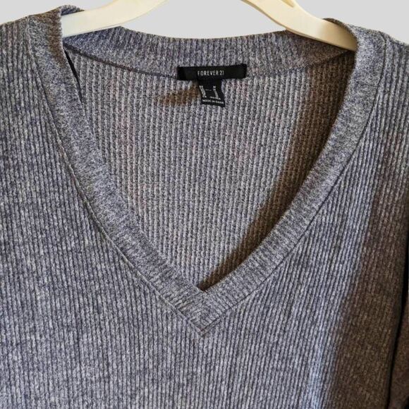 Forever 21 Ribbed Knit Sweater Women's Size Medium Gray V-Neck Slouchy Pullover - Picture 5 of 8